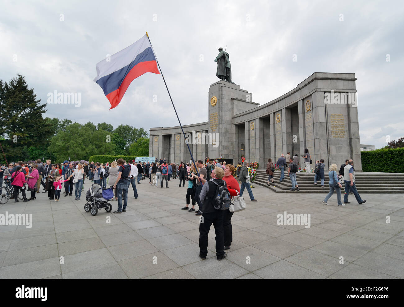 09.05.2015, Berlin, Berlin, Germany - Visitors at the Soviet memorial in Berlin's Tiergarten district to commemorate the end of Stock Photo