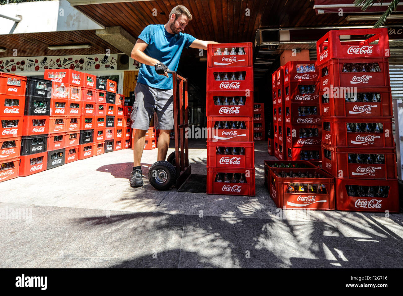 the delivery of Coca Cola-la entrega de Coca Cola Stock Photo