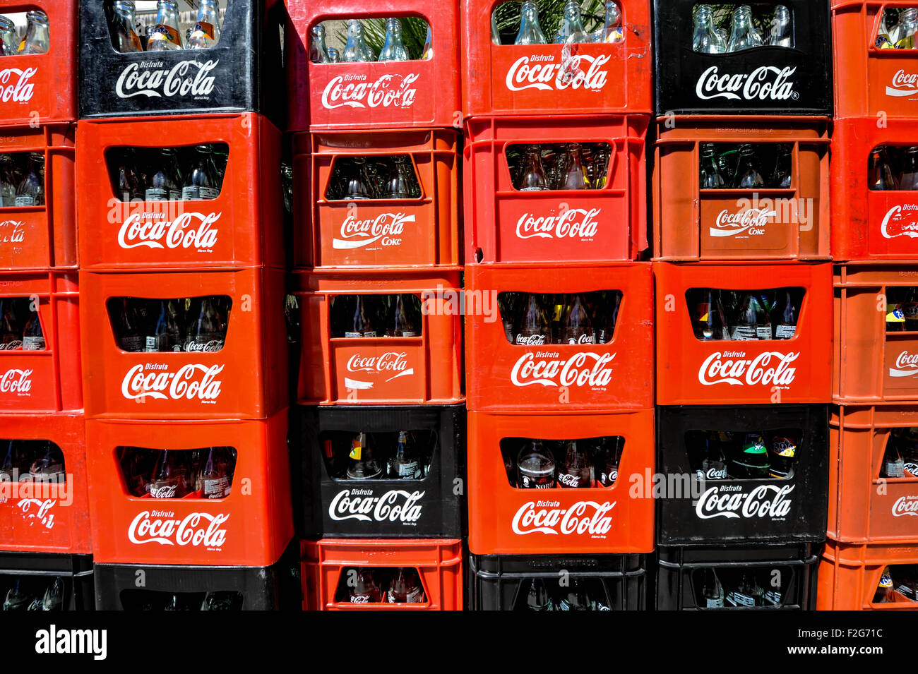 Cajas de coca cola hi-res stock photography and images - Alamy