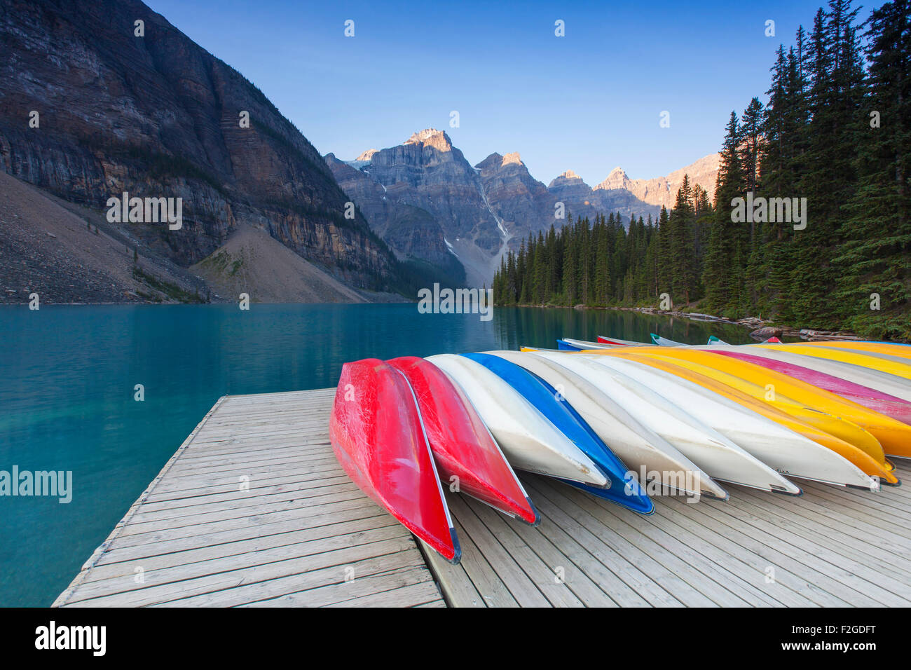 Colourful canoes at Moraine Lake in the Valley of the Ten Peaks, Banff National Park, Alberta, Canada Stock Photo