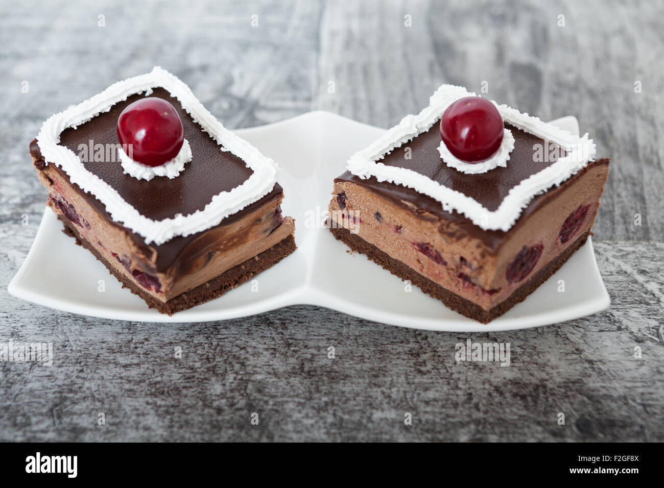 Chocolate layer cake hi-res stock photography and images - Alamy