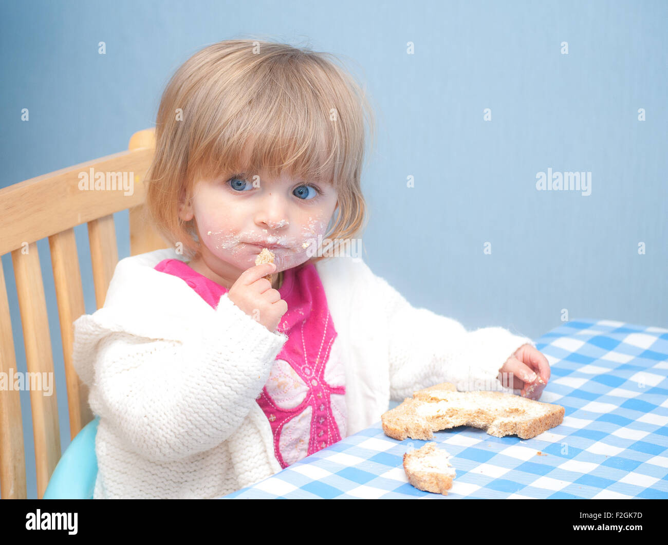 Сливочное масло девочка. Ребенок ест сливочное масло. Ребенок ест хлеб с маслом. Девочка ест масло. Детки едят масло.