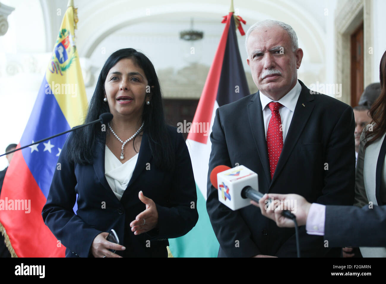 Caracas, Venezuela. 18th Sep, 2015. Minister of Foreing Affairs of Venezuela Delcy Rodriguez (L) and her Palestinian counterpart Riad Al Malki (R) speaks to the media at the headquarters of the Foreing Ministry in Caracas, Venezuela, on Sept. 18, 2015. © Boris Vergara/Xinhua/Alamy Live News Stock Photo