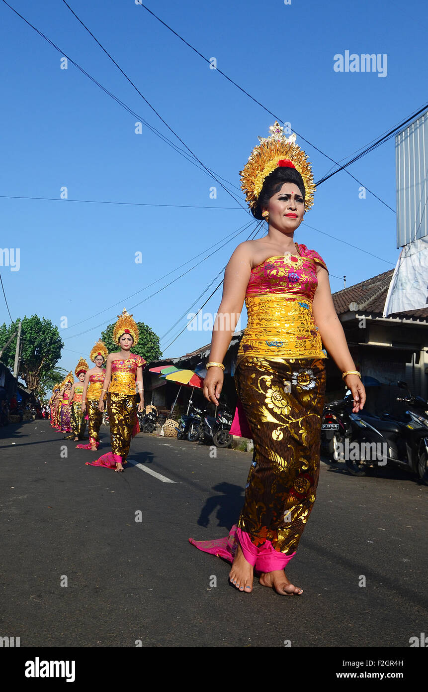 The Balinese Hindu  participates in religious festivals, walks to the Pura to pray, wearing Balinese traditional clothes,in front of Sukawati art Mark Stock Photo
