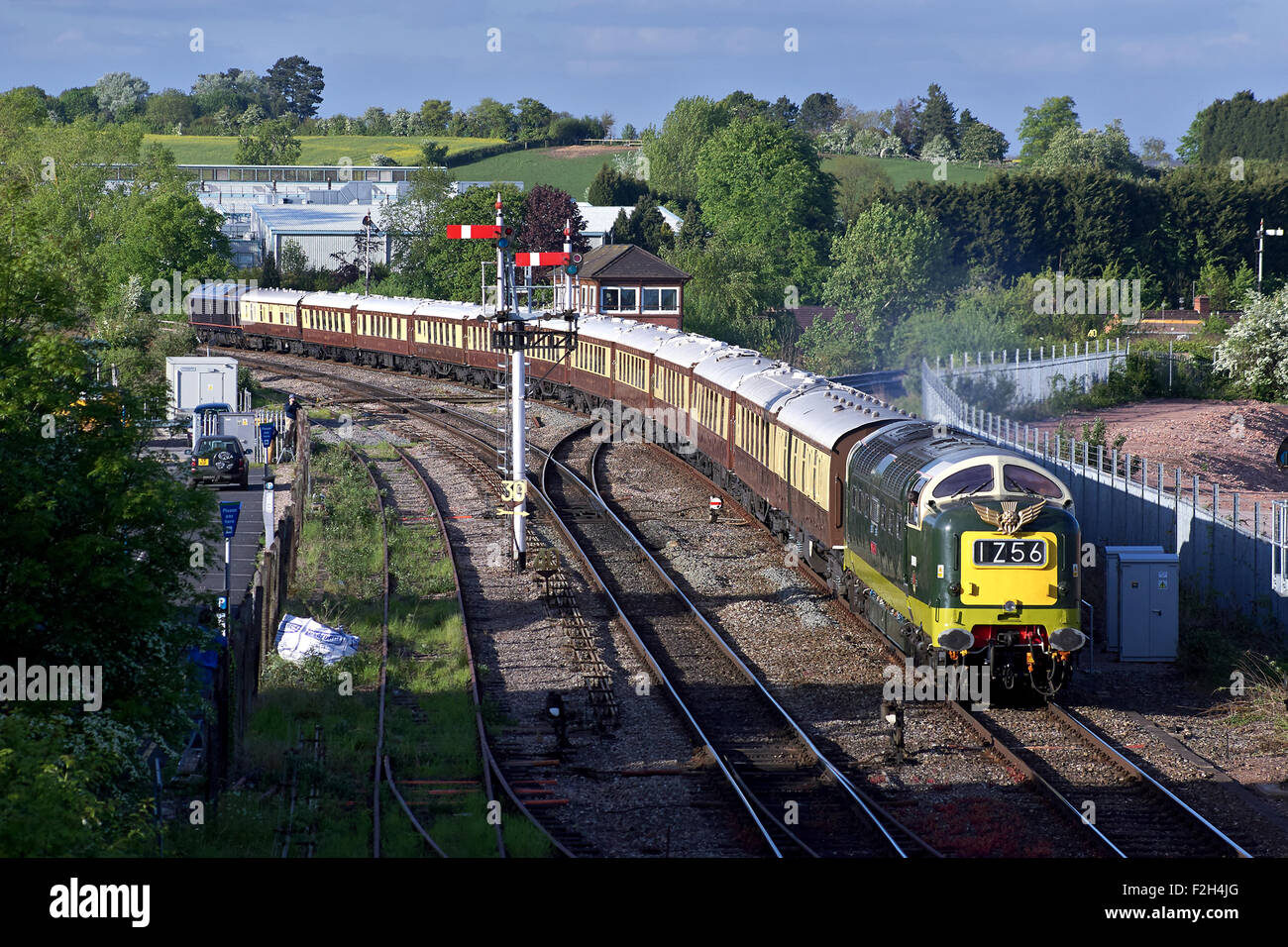 D9009 'Alycidon' hedas through Droitwich Spa with UK Railtours 'The Golden Jubilee Pullman' running as1Z56 1811 Kidderminster SV Stock Photo