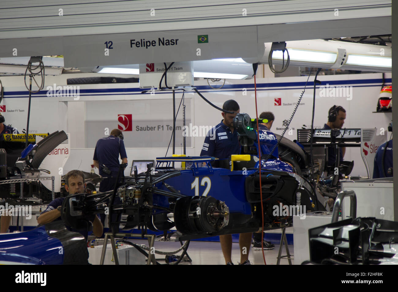 Singapore – September 19, 2015 : Team Sauber F1 mechanics readies Felipe Nasr's car for qualifying at the Singapore Formula 1 Qualifying Grand Prix Credit:  Chung Jin Mac/Alamy Live News Stock Photo