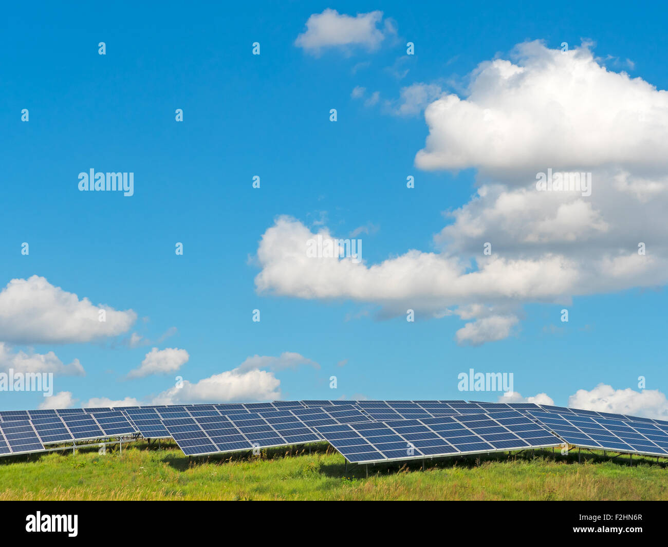 Solarpanele unter blauem Himmel mit Sommerwolken Stock Photo