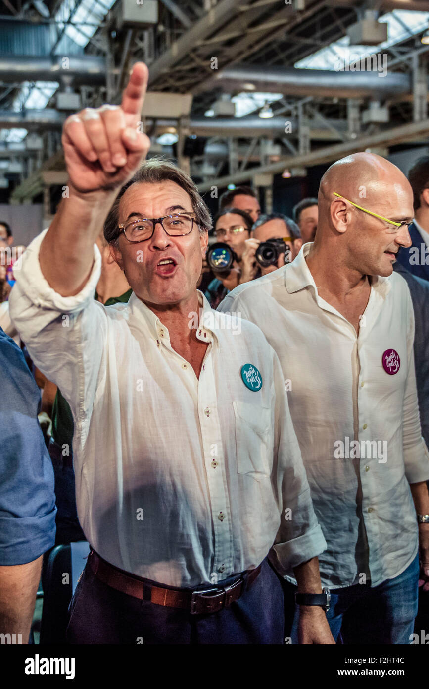L'Hospitalet, Spain. September 19th, 2015: ARTUR MAS and RAUL ROMEVA, number 4 and 1 of the pro-independence cross-party electoral list 'Junts pel Si' (Together for the yes) arrive to a speech during the platforms central campaign act in L'Hospitalet de Llobregat. Credit:  matthi/Alamy Live News Stock Photo