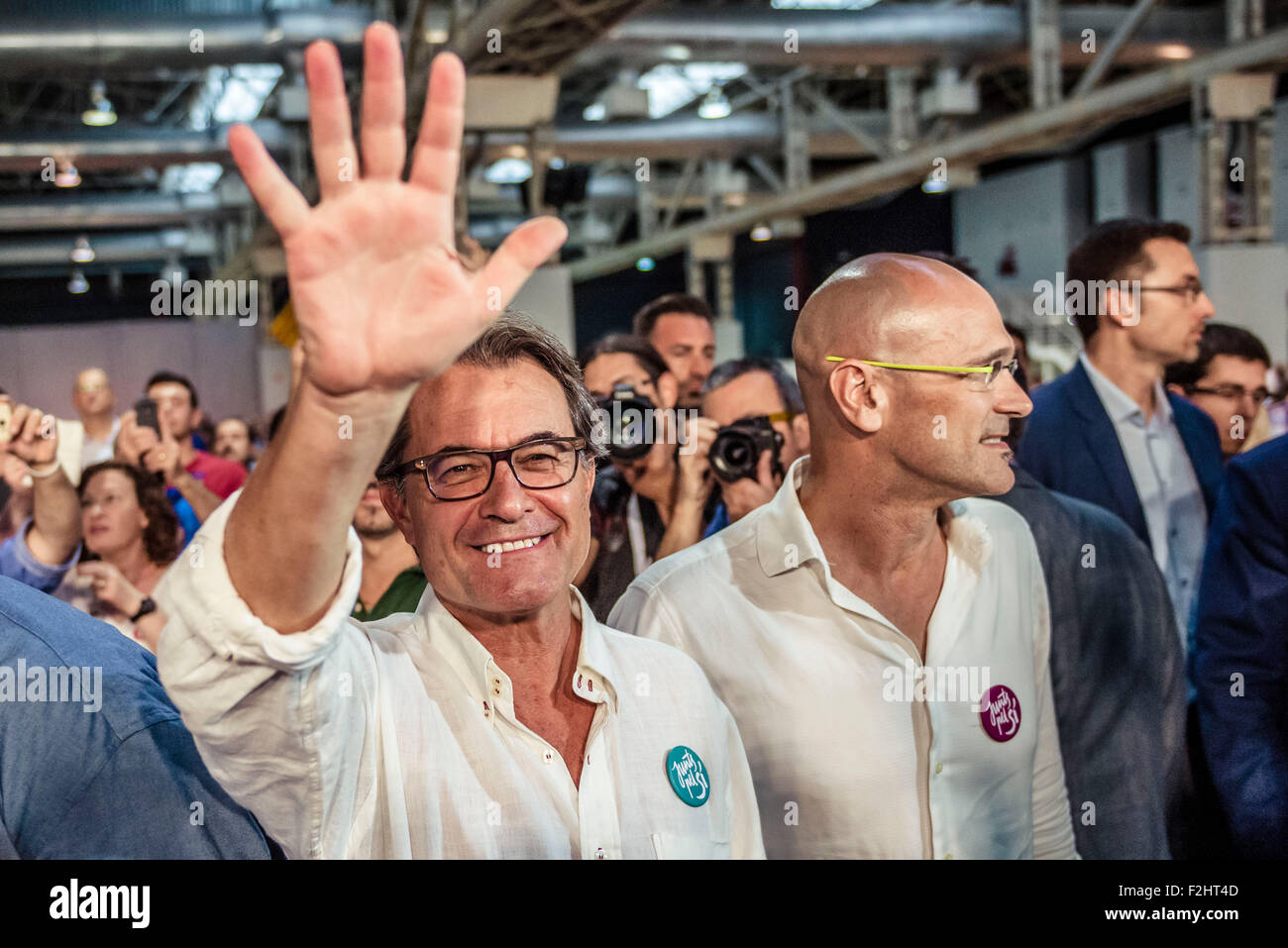 L'Hospitalet, Spain. September 19th, 2015: ARTUR MAS and RAUL ROMEVA, number 4 and 1 of the pro-independence cross-party electoral list 'Junts pel Si' (Together for the yes) arrive to a speech during the platforms central campaign act in L'Hospitalet de Llobregat. Credit:  matthi/Alamy Live News Stock Photo