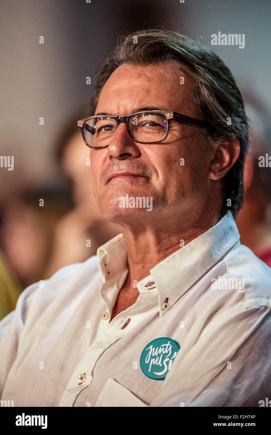 L'Hospitalet, Spain. September 19th, 2015: ARTUR MAS, president of the Catalan government and number 4 of the pro-independence cross-party electoral list 'Junts pel Si' (Together for the yes) listens to a speech during the platforms central campaign act in L'Hospitalet de Llobregat. Credit:  matthi/Alamy Live News Stock Photo