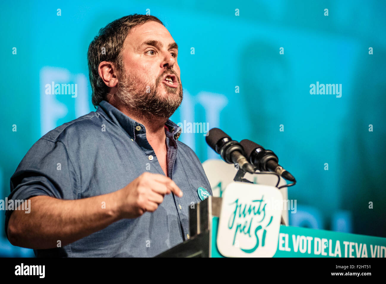 L'Hospitalet, Spain. September 19th, 2015: ORIOL JUNQUERAS, president of the ERC party and number 5 of the pro-independence cross-party electoral list 'Junts pel Si' (Together for the yes) delivers a lively speech during the platforms central campaign act in L'Hospitalet de Llobregat. Credit:  matthi/Alamy Live News Stock Photo