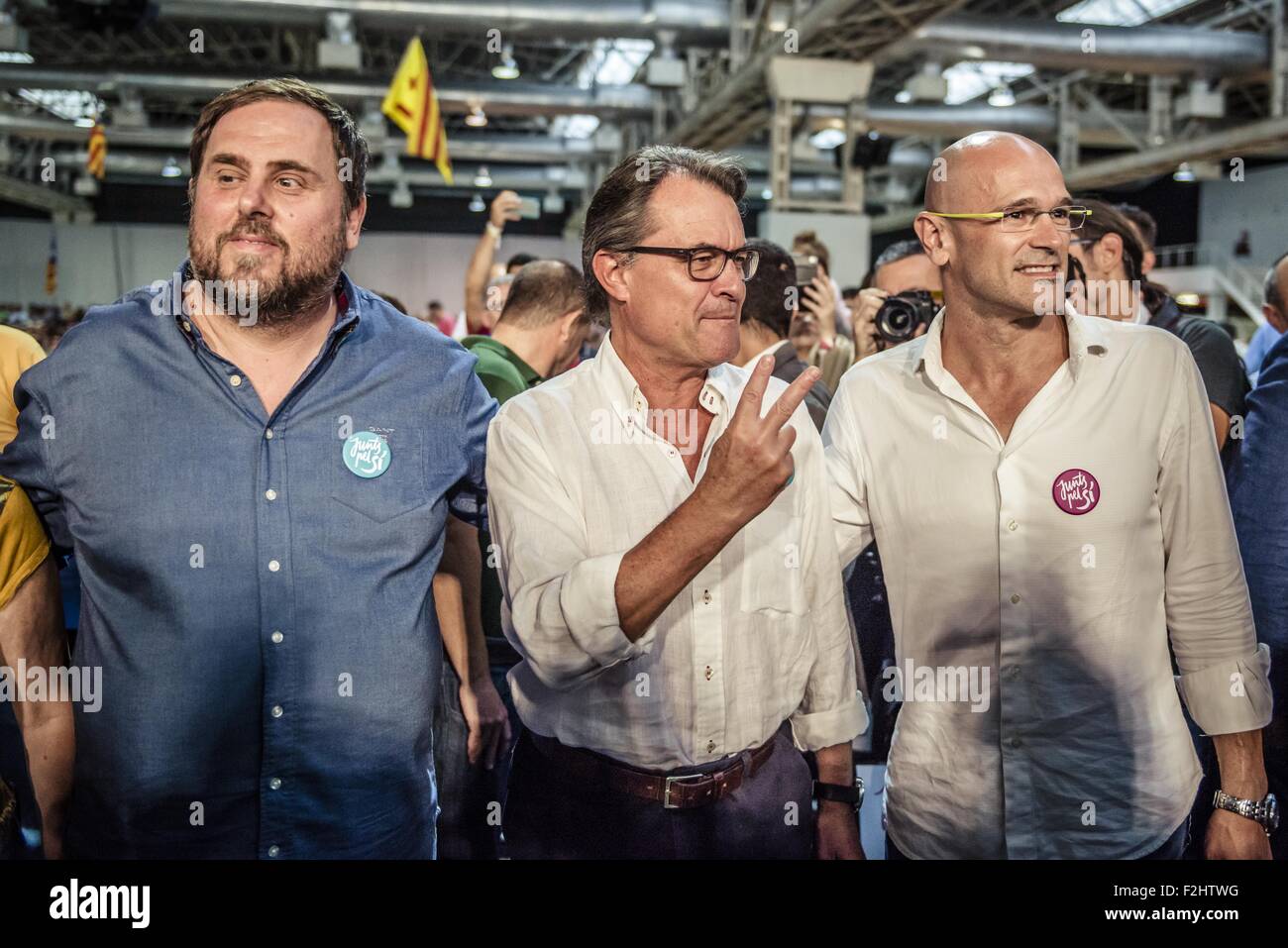 L'Hospitalet De Llobregat, Catalonia, Spain. 19th September, 2015. ORIOL JUNQUERAS, ARTUR MAS and RAUL ROMEVA, number 5, 4 and 1 of the pro-independence cross-party electoral list 'Junts pel Si' (Together for the yes) arrive to a speech during the platforms central campaign act in L'Hospitalet de Llobregat. Credit:  Matthias Oesterle/ZUMA Wire/Alamy Live News Stock Photo