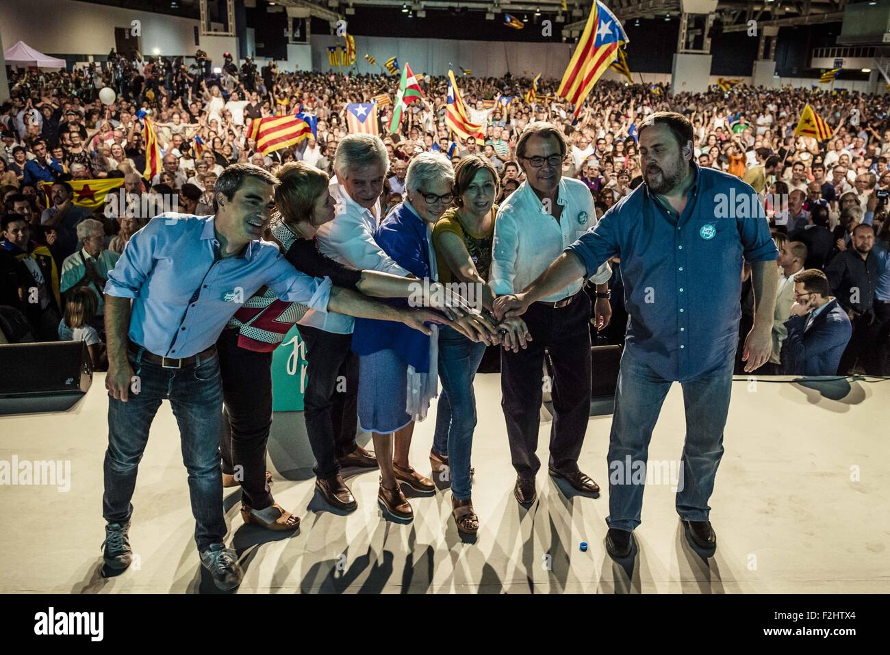 L'Hospitalet De Llobregat, Catalonia, Spain. 19th September, 2015. ORIOL JUNQUERAS (R) and ARTUR MAS (2R), number 5 and 4 the pro-independence cross-party electoral list 'Junts pel Si' (Together for the yes) demonstrate unity together with other candidates at the end of the platforms central campaign act in L'Hospitalet de Llobregat. Credit:  Matthias Oesterle/ZUMA Wire/Alamy Live News Stock Photo