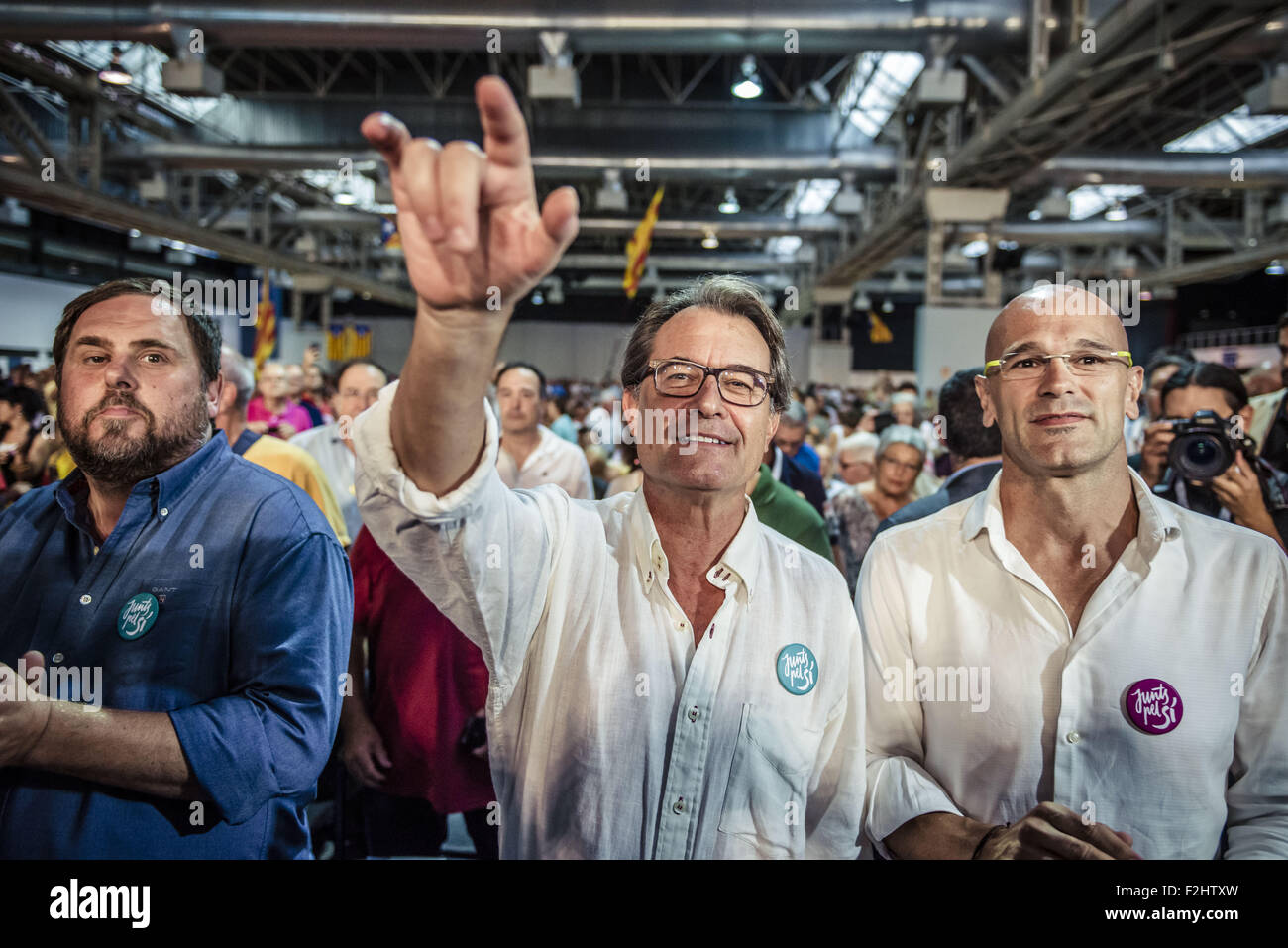 L'Hospitalet De Llobregat, Catalonia, Spain. 19th September, 2015. ORIOL JUNQUERAS, ARTUR MAS and RAUL ROMEVA, number 5, 4 and 1 of the pro-independence cross-party electoral list 'Junts pel Si' (Together for the yes) arrive to a speech during the platforms central campaign act in L'Hospitalet de Llobregat. Credit:  Matthias Oesterle/ZUMA Wire/Alamy Live News Stock Photo