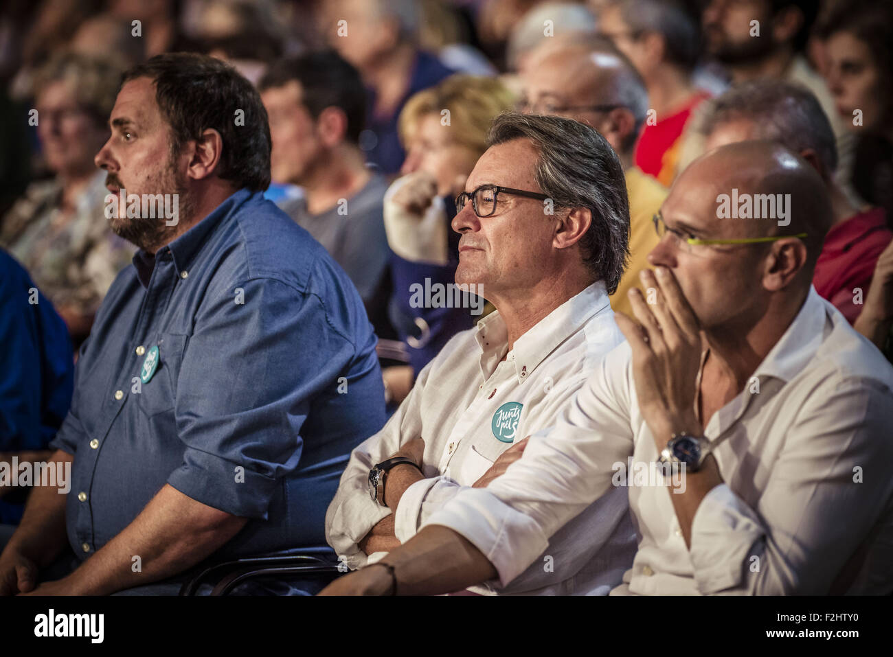 L'Hospitalet De Llobregat, Catalonia, Spain. 19th September, 2015. ORIOL JUNQUERAS, ARTUR MAS and RAUL ROMEVA, number 5, 4 and 1 of the pro-independence cross-party electoral list 'Junts pel Si' (Together for the yes) listen to a speech during the platforms central campaign act in L'Hospitalet de Llobregat. Credit:  Matthias Oesterle/ZUMA Wire/Alamy Live News Stock Photo