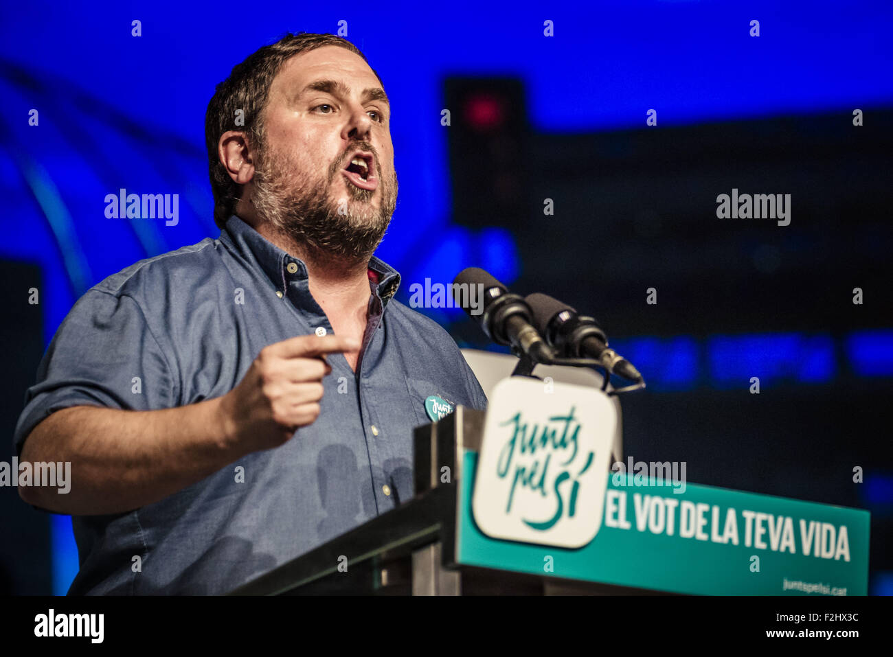 L'Hospitalet De Llobregat, Catalonia, Spain. 19th September, 2015. ORIOL JUNQUERAS, president of the ERC party and number 5 of the pro-independence cross-party electoral list 'Junts pel Si' (Together for the yes) delivers a lively speech during the platforms central campaign act in L'Hospitalet de Llobregat. Credit:  Matthias Oesterle/ZUMA Wire/Alamy Live News Stock Photo