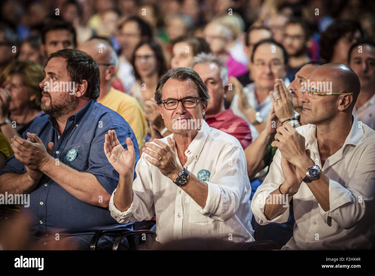 L'Hospitalet De Llobregat, Catalonia, Spain. 19th September, 2015. ORIOL JUNQUERAS, ARTUR MAS and RAUL ROMEVA, number 5, 4 and 1 of the pro-independence cross-party electoral list 'Junts pel Si' (Together for the yes) applaud a speech during the platforms central campaign act in L'Hospitalet de Llobregat. Credit:  Matthias Oesterle/ZUMA Wire/Alamy Live News Stock Photo