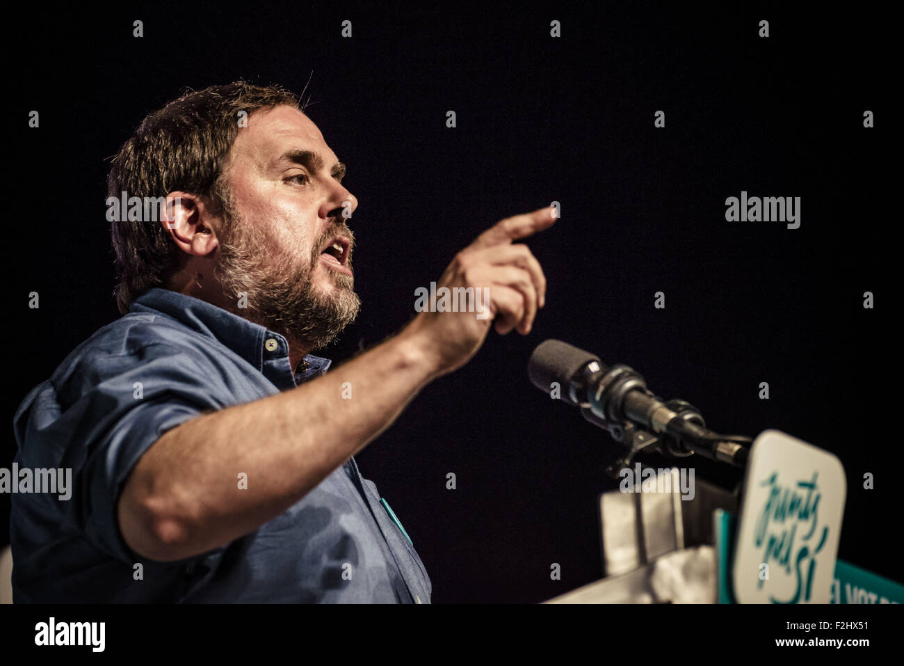 L'Hospitalet De Llobregat, Catalonia, Spain. 19th September, 2015. ORIOL JUNQUERAS, president of the ERC party and number 5 of the pro-independence cross-party electoral list 'Junts pel Si' (Together for the yes) delivers a lively speech during the platforms central campaign act in L'Hospitalet de Llobregat. Credit:  Matthias Oesterle/ZUMA Wire/Alamy Live News Stock Photo