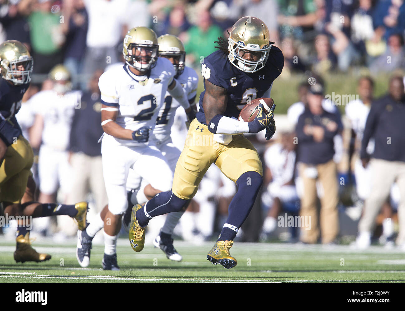 South Bend, Indiana, USA. 19th Sep, 2015. Notre Dame linebacker Jaylon
