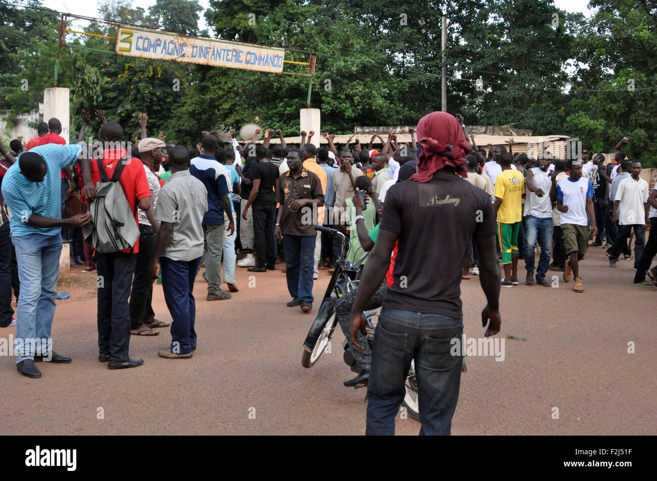 Ouagadougou, Burkina Faso. 17th Sep, 2015. Youths living in Banfora town take part in a demonstration against the Presidential Guard seizing power in a coup in Banfora, located 425km west of Ouagadougou, the capital of Burkina Faso, Sept. 17, 2015. © Remi Zoeringre/Xinhua/Alamy Live News Stock Photo