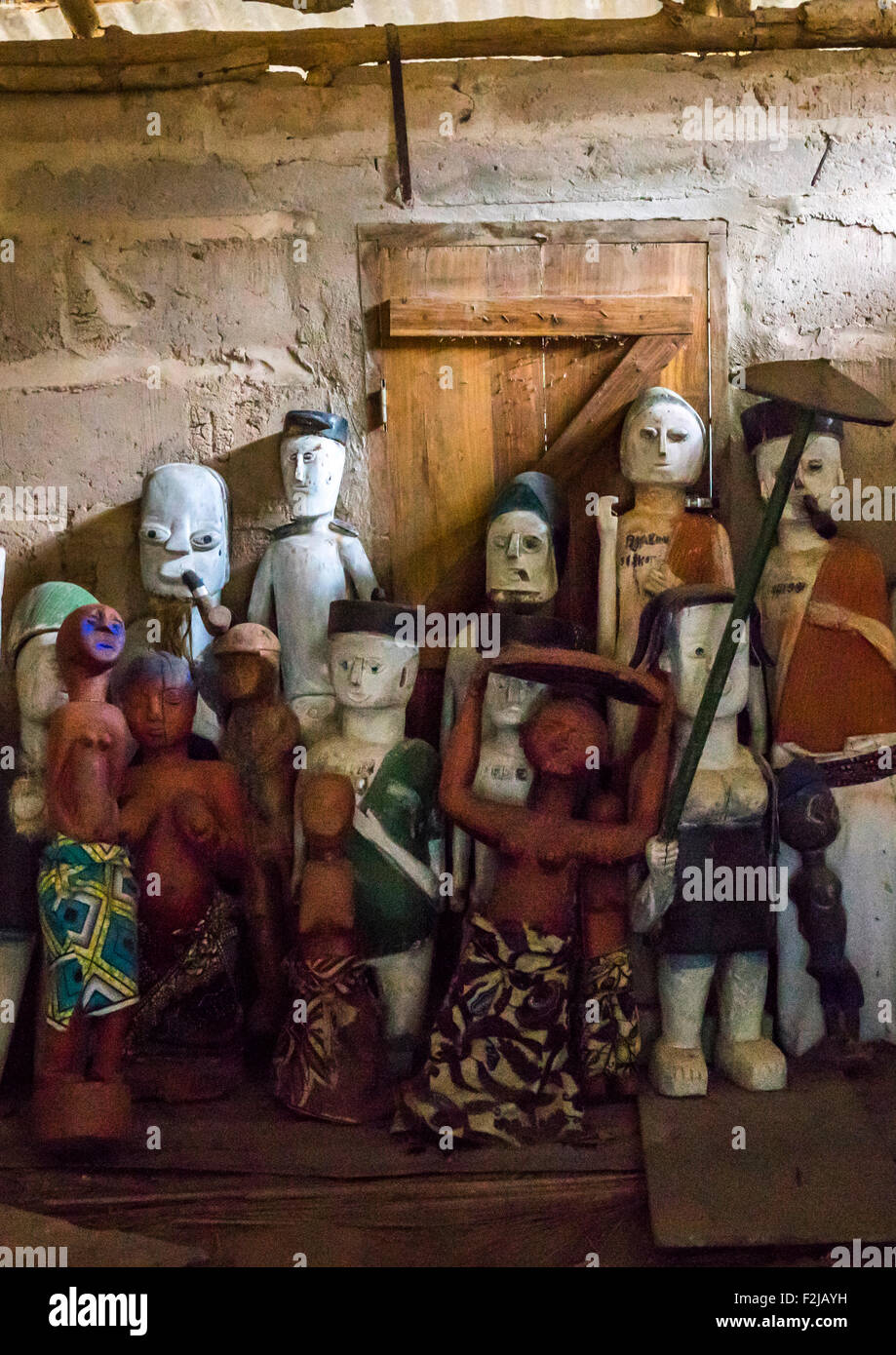 Benin, West Africa, Dassa-Zoumè, statues inside yaka palace of the omondjagou people Stock Photo