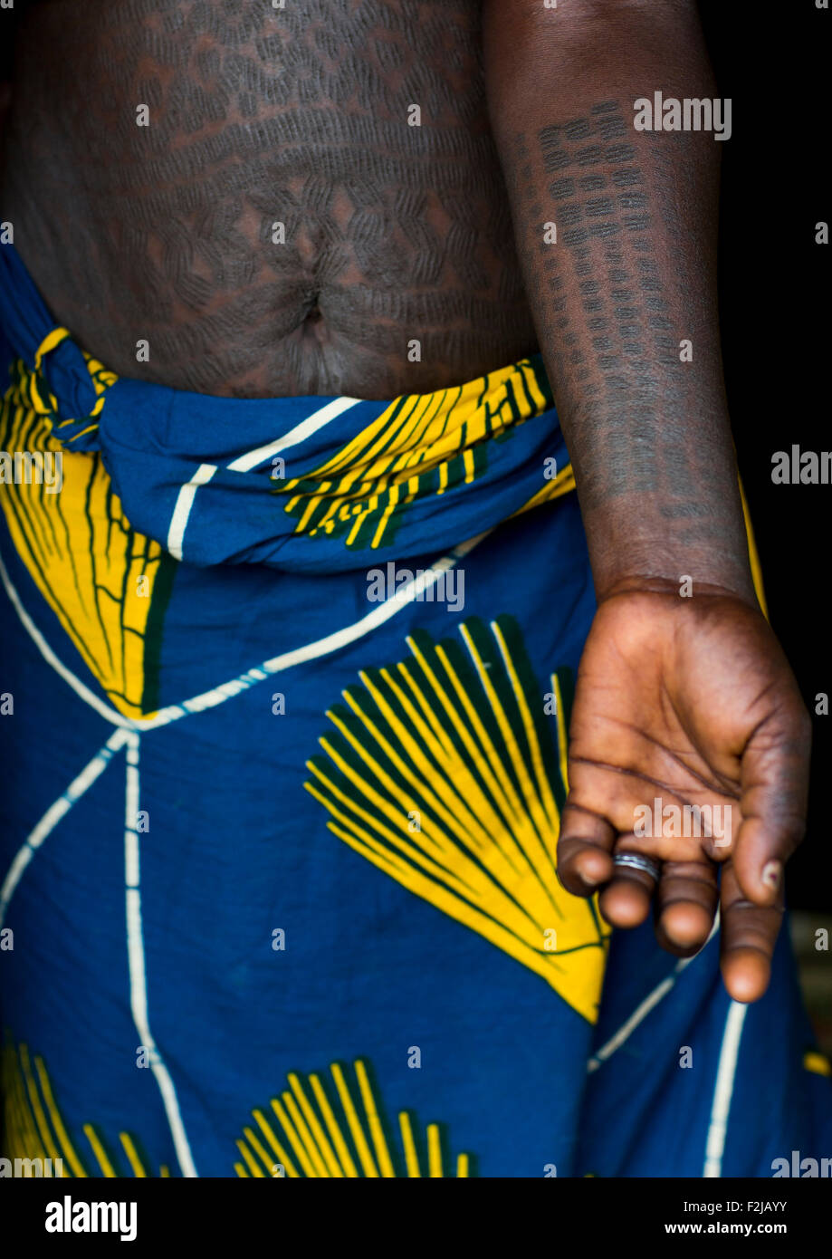 Benin, West Africa, Onigbolo Isaba, holi tribe woman belly and arm covered  with traditional tattoos and scars made with a little knife Stock Photo -  Alamy