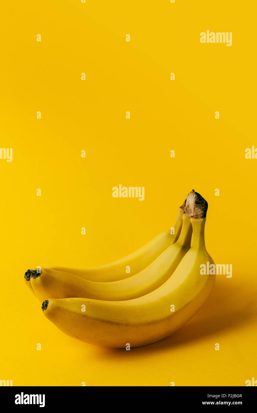 1 банан на белом фоне. 2 банана. Смешной банан. Banana карточка для детей. Банан для детей.