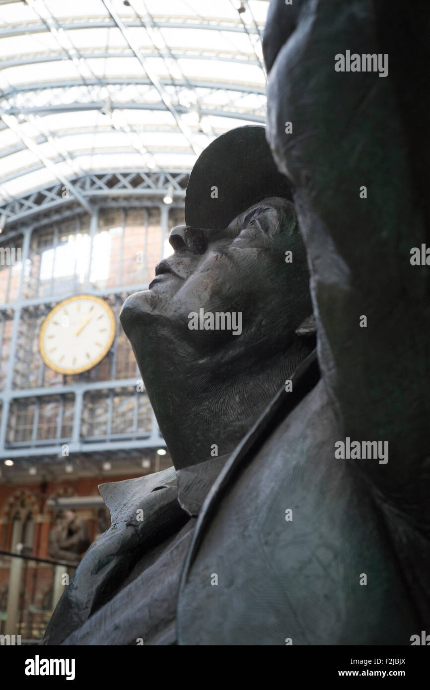Statue of Sir John Betjeman at St Pancras station King's Cross London Stock Photo