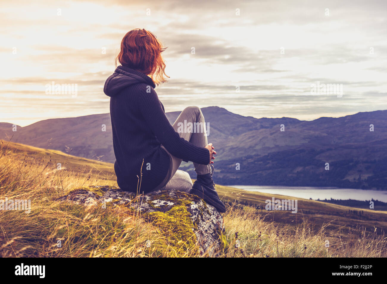 Woman sitting on mountain hi-res stock photography and images - Alamy