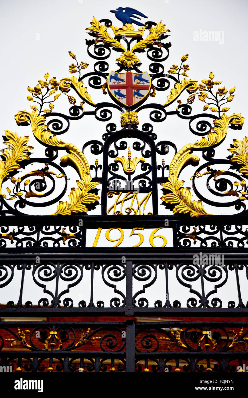 in london england the old metal gate royal palace Stock Photo - Alamy