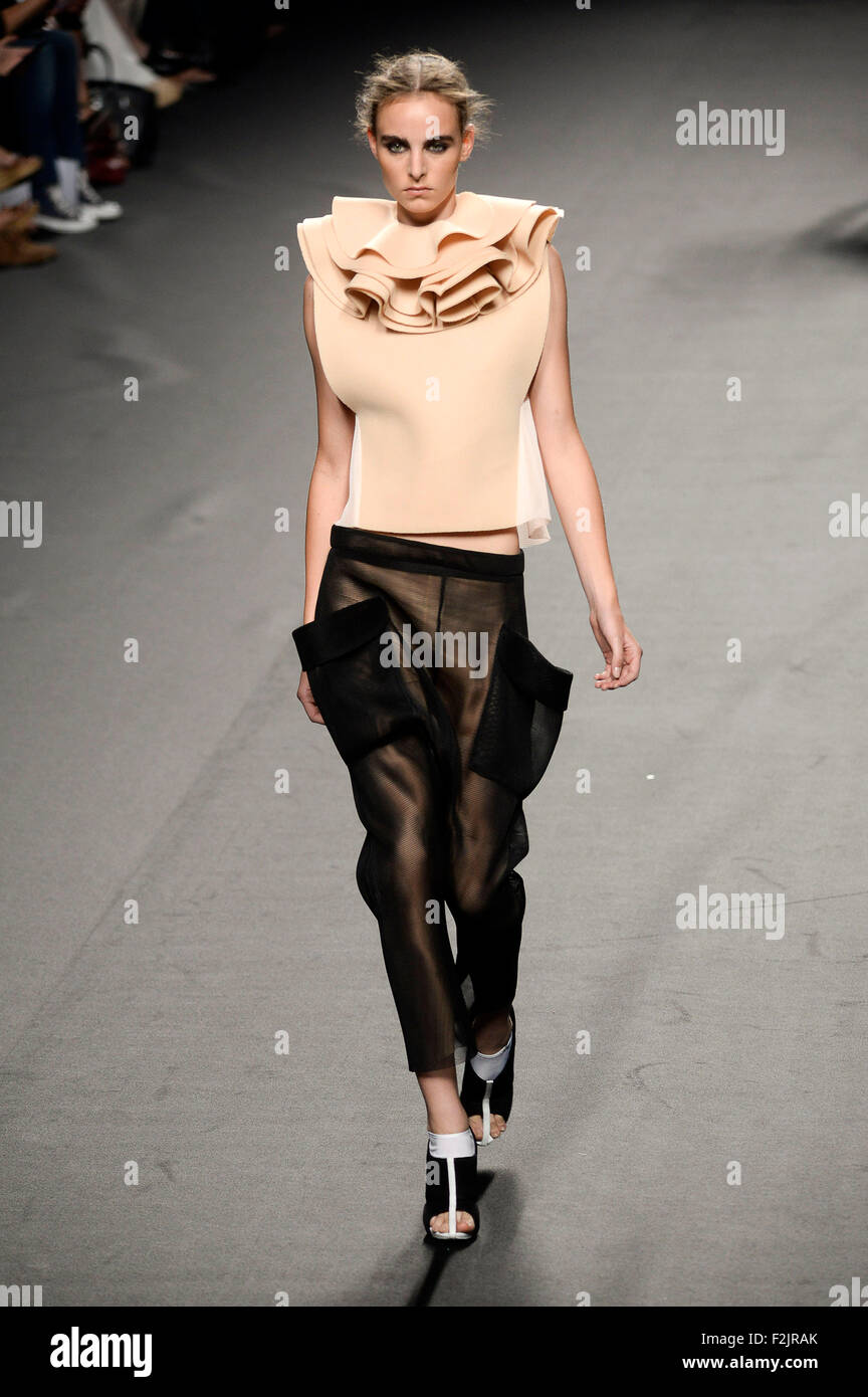Model bei der Amaya Arzuaga Fashion Show auf der Mercedes-Benz Fashion ...