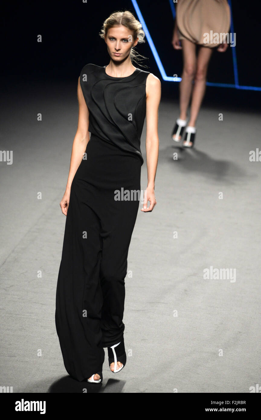 Model bei der Amaya Arzuaga Fashion Show auf der Mercedes-Benz Fashion ...