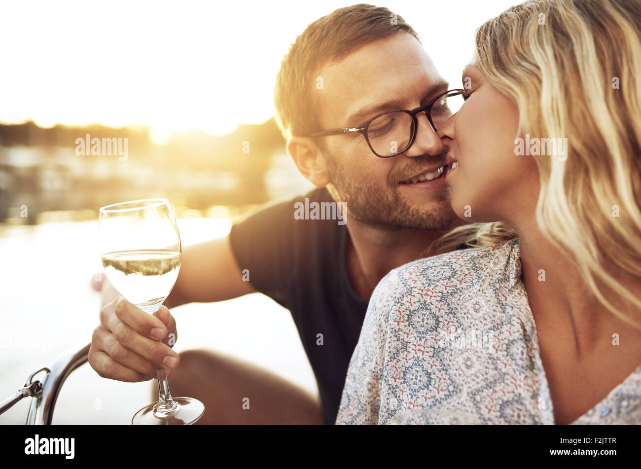 Couple kissing hi-res stock photography and images - Alamy
