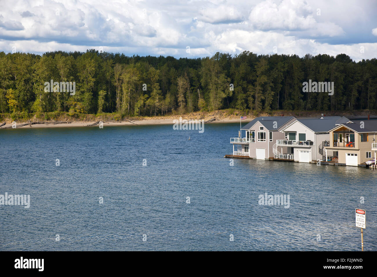Floating houses and isolated island Columbia River Oregon Stock Photo Alamy