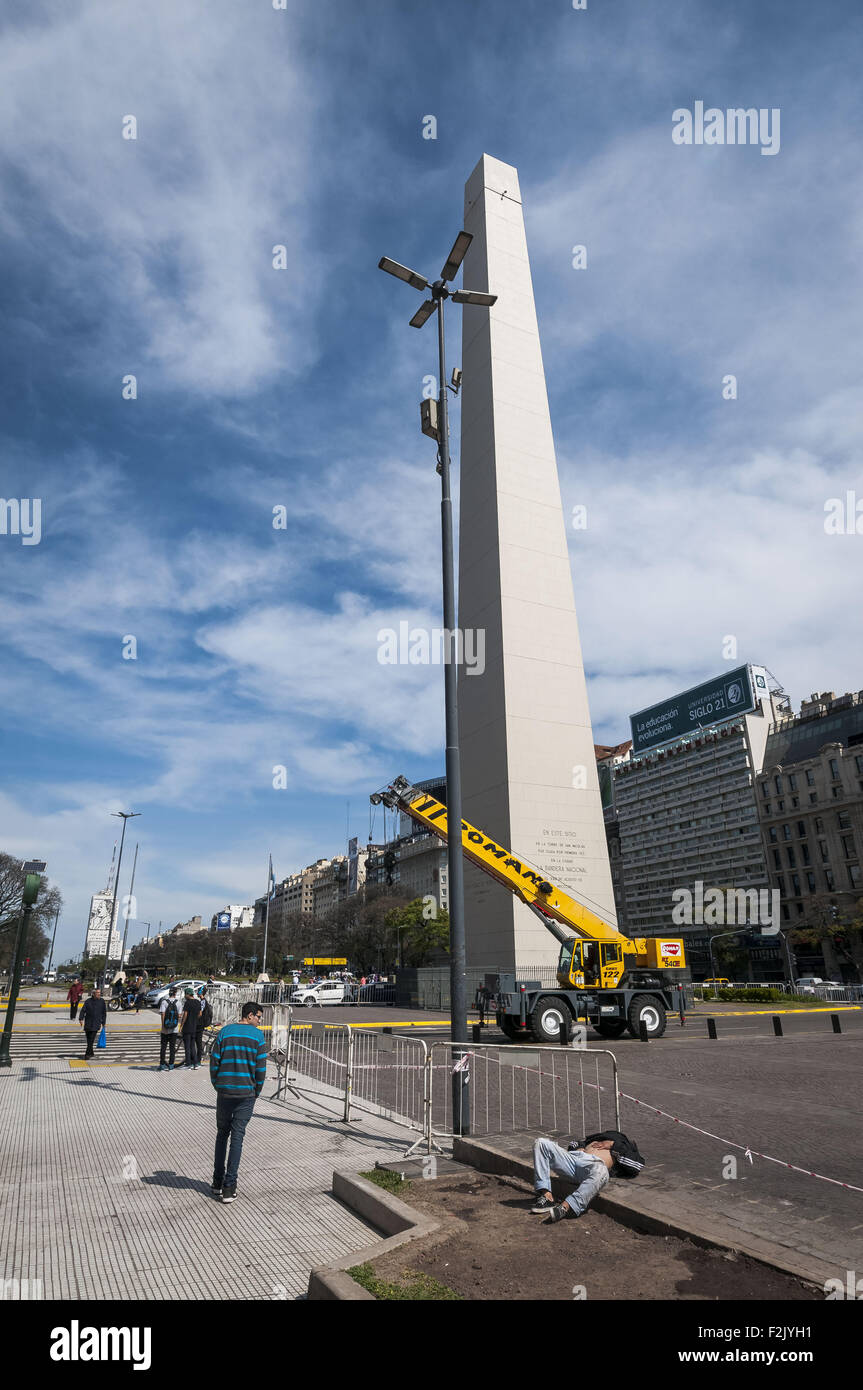 Buenos Aires, Buenos Aires, Argentina. 20th Sep, 2015. A cap covers the pyramidal top of the Obelisco, in the center of Buenos Aires. The intervention was designed by artist Leandro Erlich to create an visual illusion, a sort of trompe l'oeil changing a landmark of the city, while at the same time placing a copy of the top in front of the MALBA (Spanish acronym for Buenos Aires Latin American Arts Museum) to commemorate its 21st anniversary. © Patricio Murphy/ZUMA Wire/Alamy Live News Stock Photo