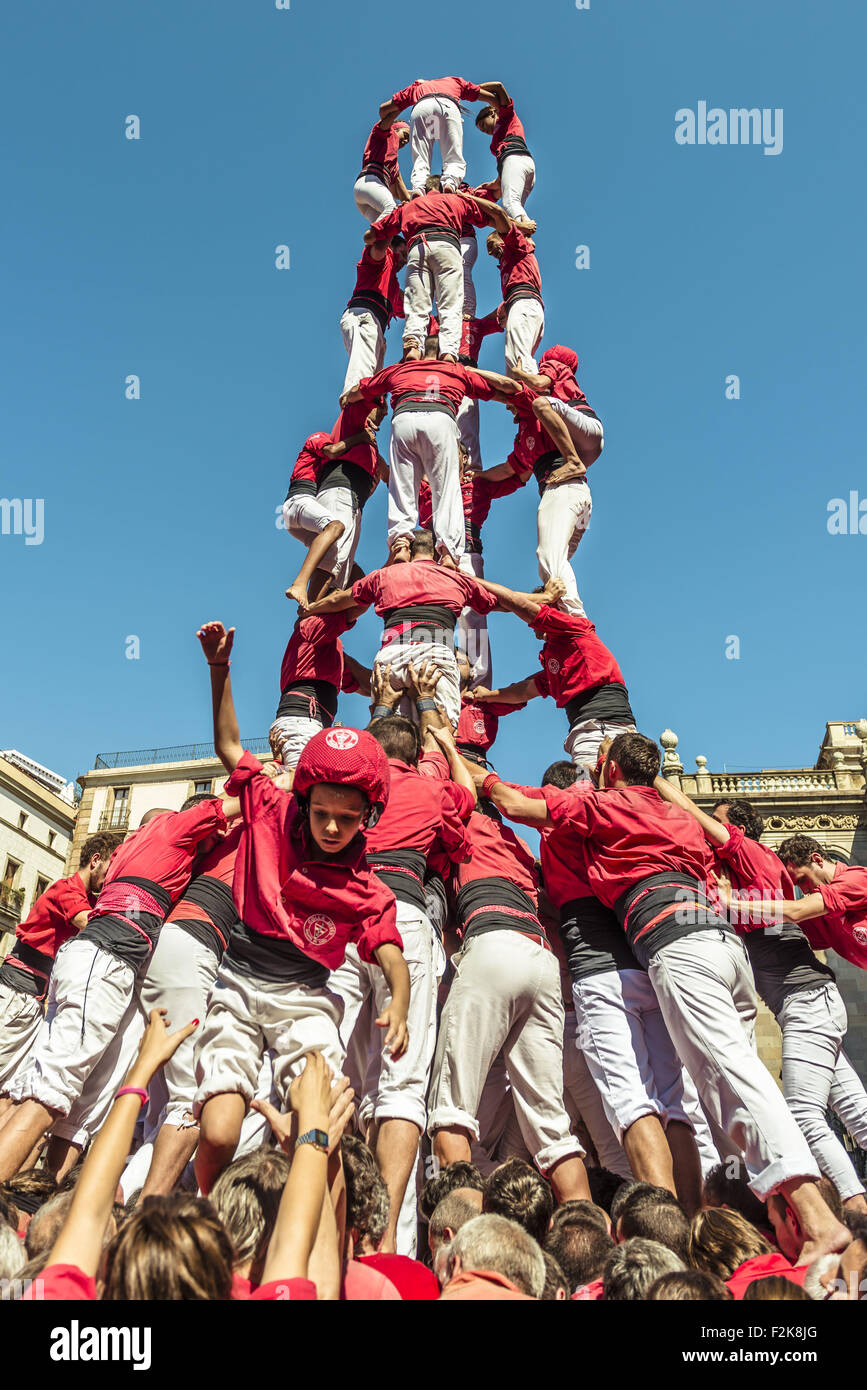 Barcelona, Catalonia, Spain. 20th Sep, 2015. The 'Castellers de Barcelona' deconstract one of their human towers during the city festival 'La Merce 2015' in front of the town hall of Barcelona. Credit:  Matthias Oesterle/ZUMA Wire/Alamy Live News Stock Photo