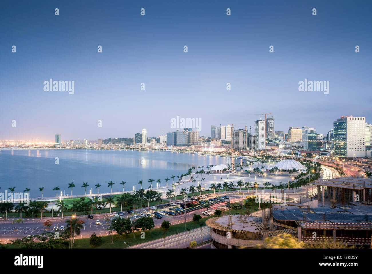 A cidade de Luanda ao cair da noite e a nova baía vista da Fortaleza São Miguel, Museu das Forças Armadas. Angola. Stock Photo