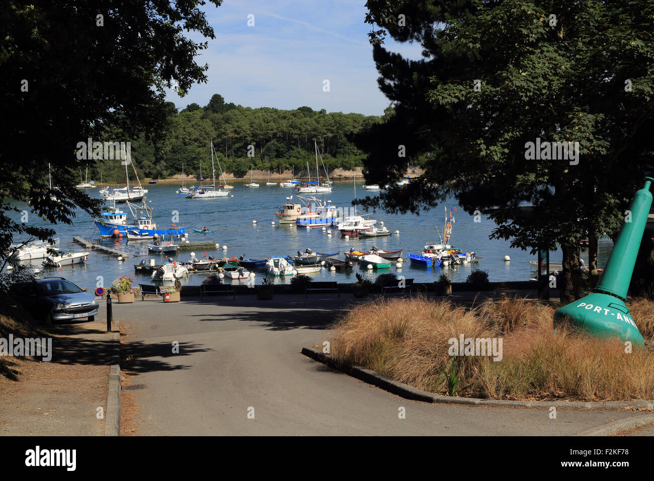 View of Le Port from road, Port Anna, Sene, Vannes, Morbihan, Brittany,  France Stock Photo - Alamy