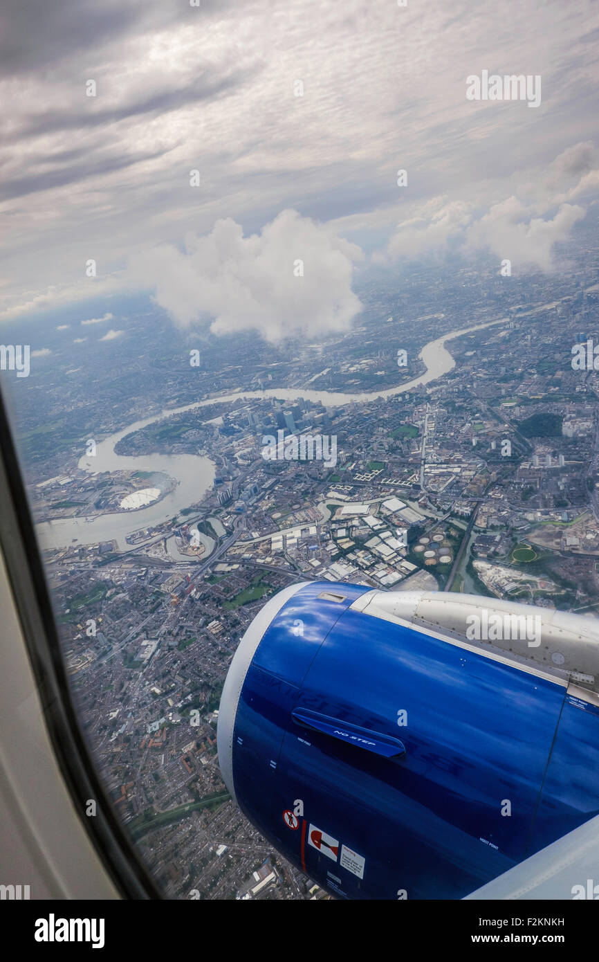 O2 DOME , RIVER THAMES AND LONDON FROM THE AIR. PLANE ON FLIGHTPATH INTO HEATHROW AIRPORT. AIRCRAFT BA AIRBUS 320 Stock Photo