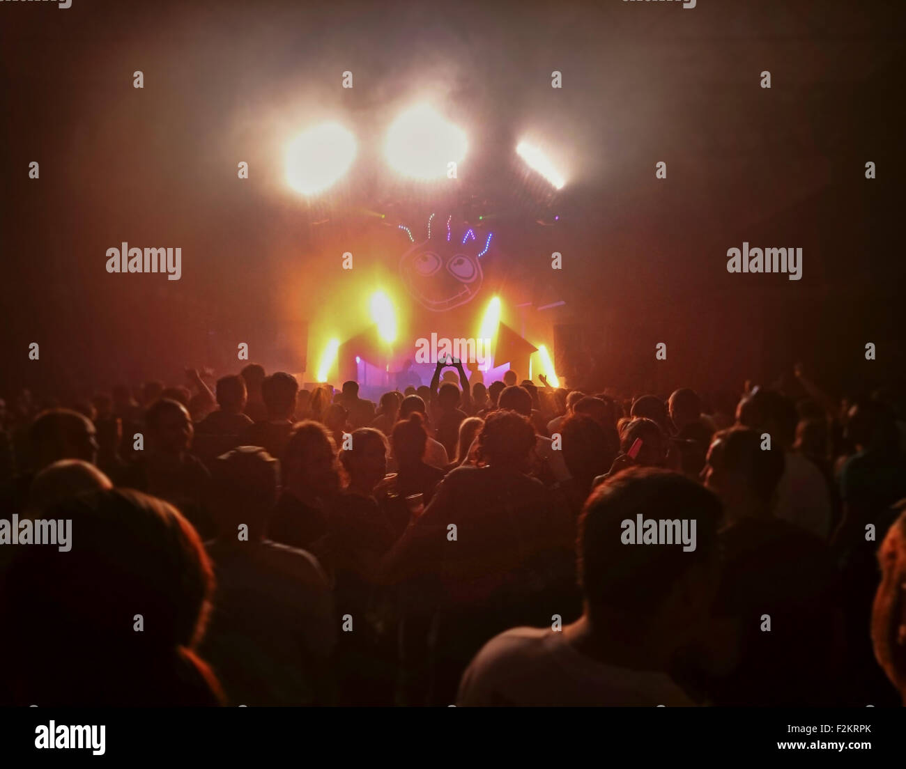 Night club crowd hi-res stock photography and images - Alamy