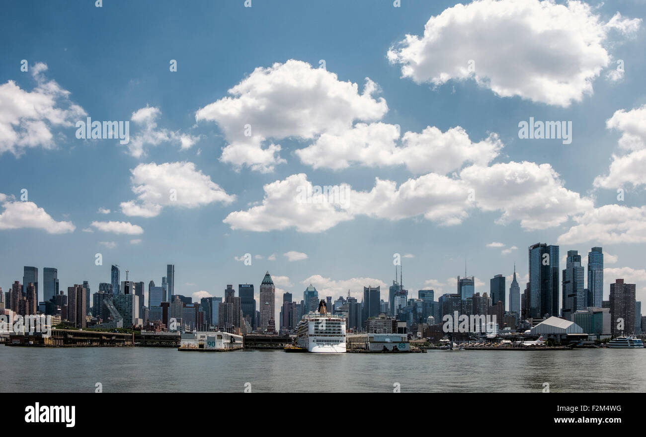 USA, New York City, View of Manhattan skyline and East River Stock ...