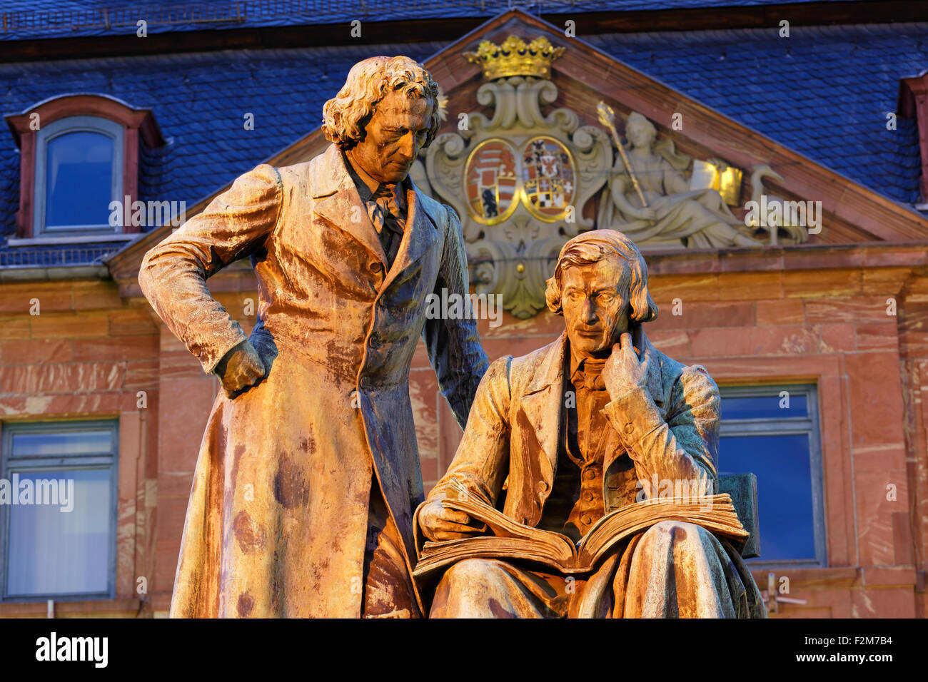 Germany, Hesse, Hanau, Brothers Grimm monument in front of Neustadt