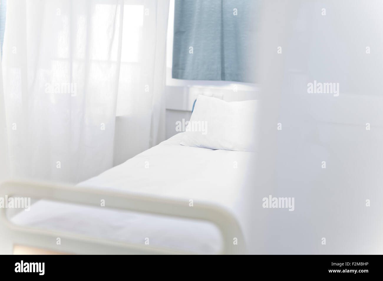 Empty hospital bed hi-res stock photography and images - Alamy