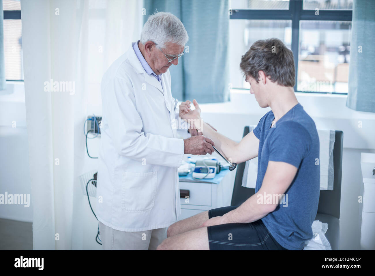 Doctor and patient with reflex hammer Stock Photo Alamy