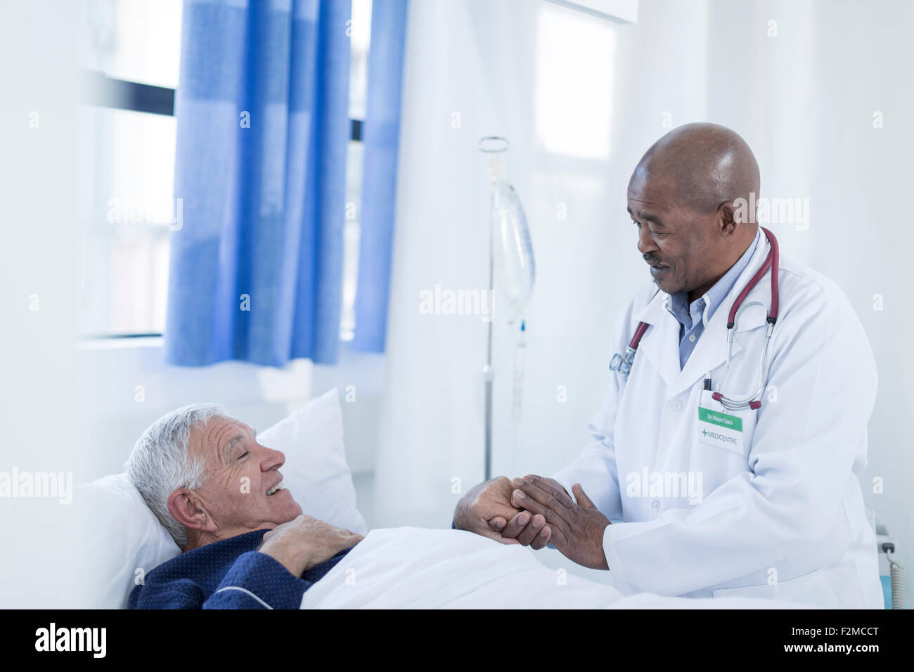 Doctor visiting hospital patient at bed Stock Photo Alamy