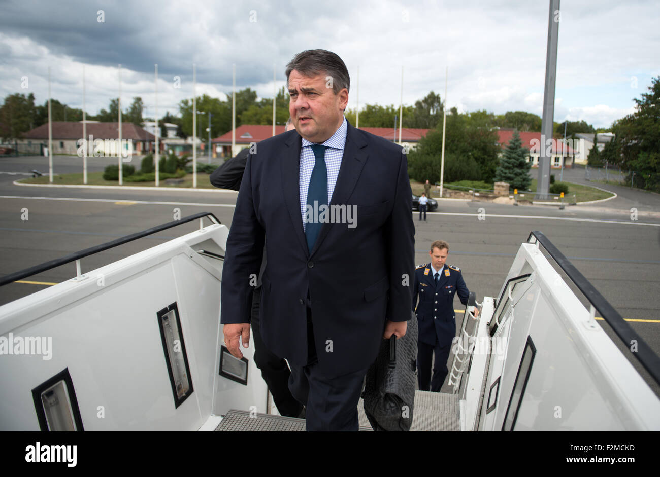 Berlin, Germany. 21st Sep, 2015. German Economy Minister Sigmar Gabriel boards a plane headed to Amman, Jordan, at Tegel Airport in Berlin, Germany, 21 September 2015. Gabriel will be briefed on the situation of the many migrants from Syria currently seeking refuge in Jordan during his two-day visit to the country. Photo: BERND VON JUTRCZENKA/dpa/Alamy Live News Stock Photo
