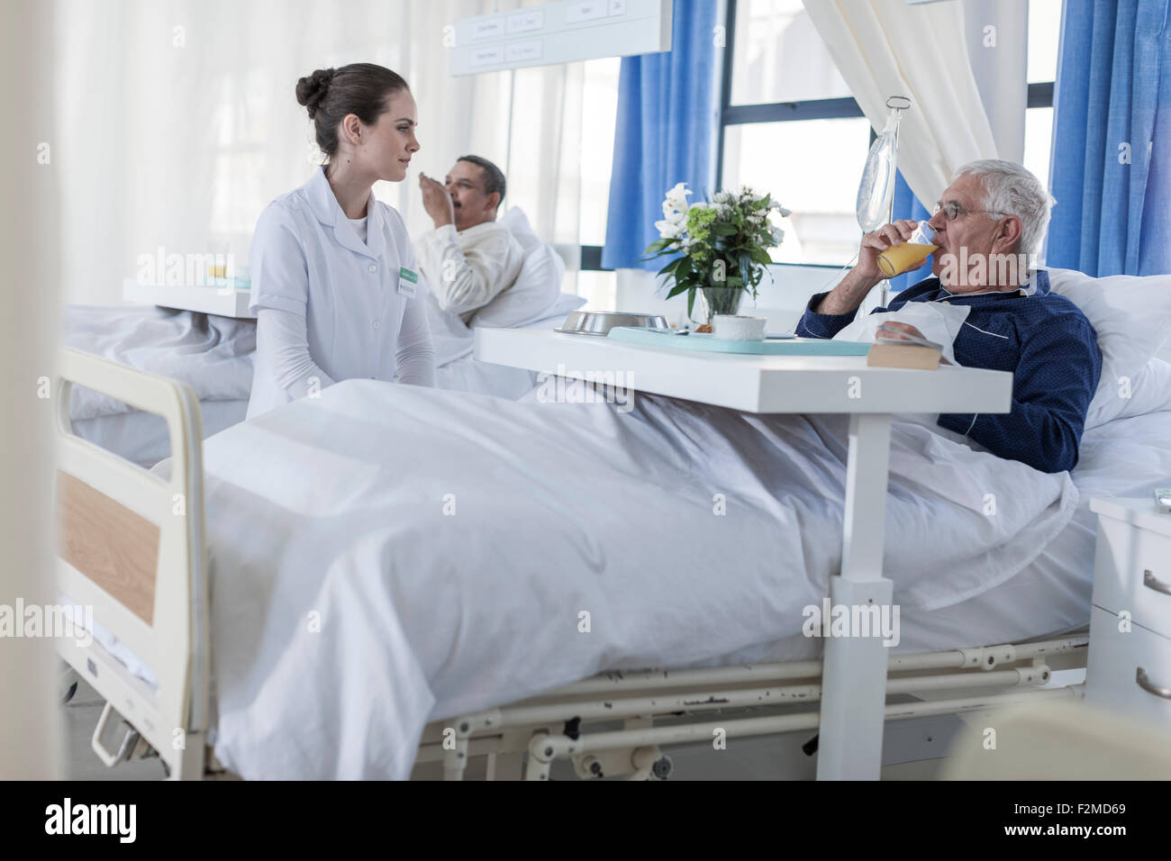 Красивая медсестра и больной. Медсестра здоровается с пациентом. Nurses look after patients. Картинки счастливого врача и пациентов и цветы. A woman looking after the sick.