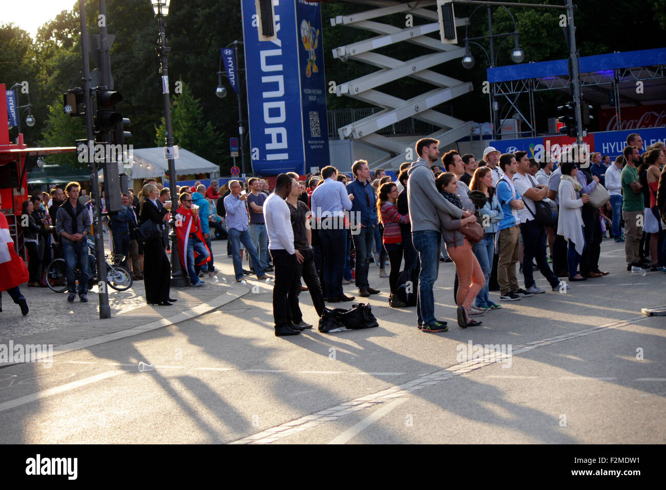 Impressionen von der Fanmeile am Brandenburger Tor beim Spiel Schweiz gegen Argentinien, 1. Juli 2014, Berlin. Stock Photo
