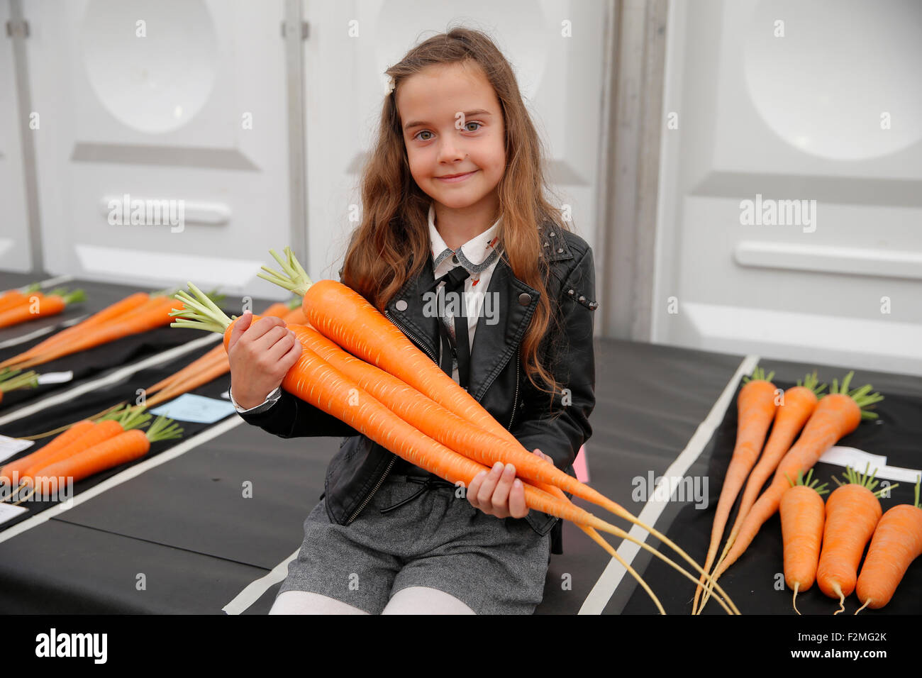 Amelia with the winning long carrots at The UK Carrot Championships held at The Harrogate Flower Show 18th, 19th and 20th Septem Stock Photo