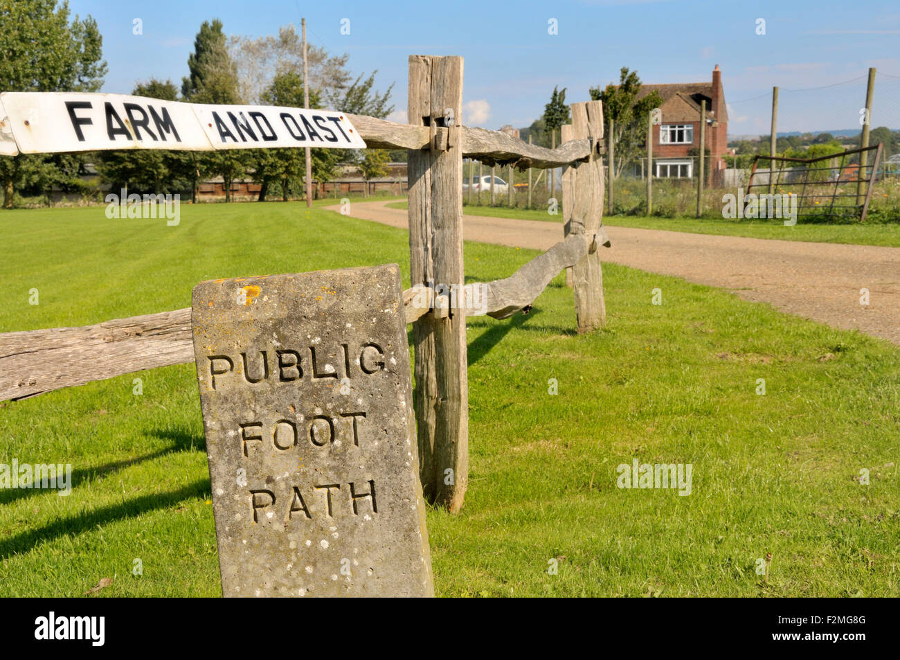 Boughton Monchelsea village, Maidstone, Kent, UK. Public footpath notice at the entrance to a farm Stock Photo